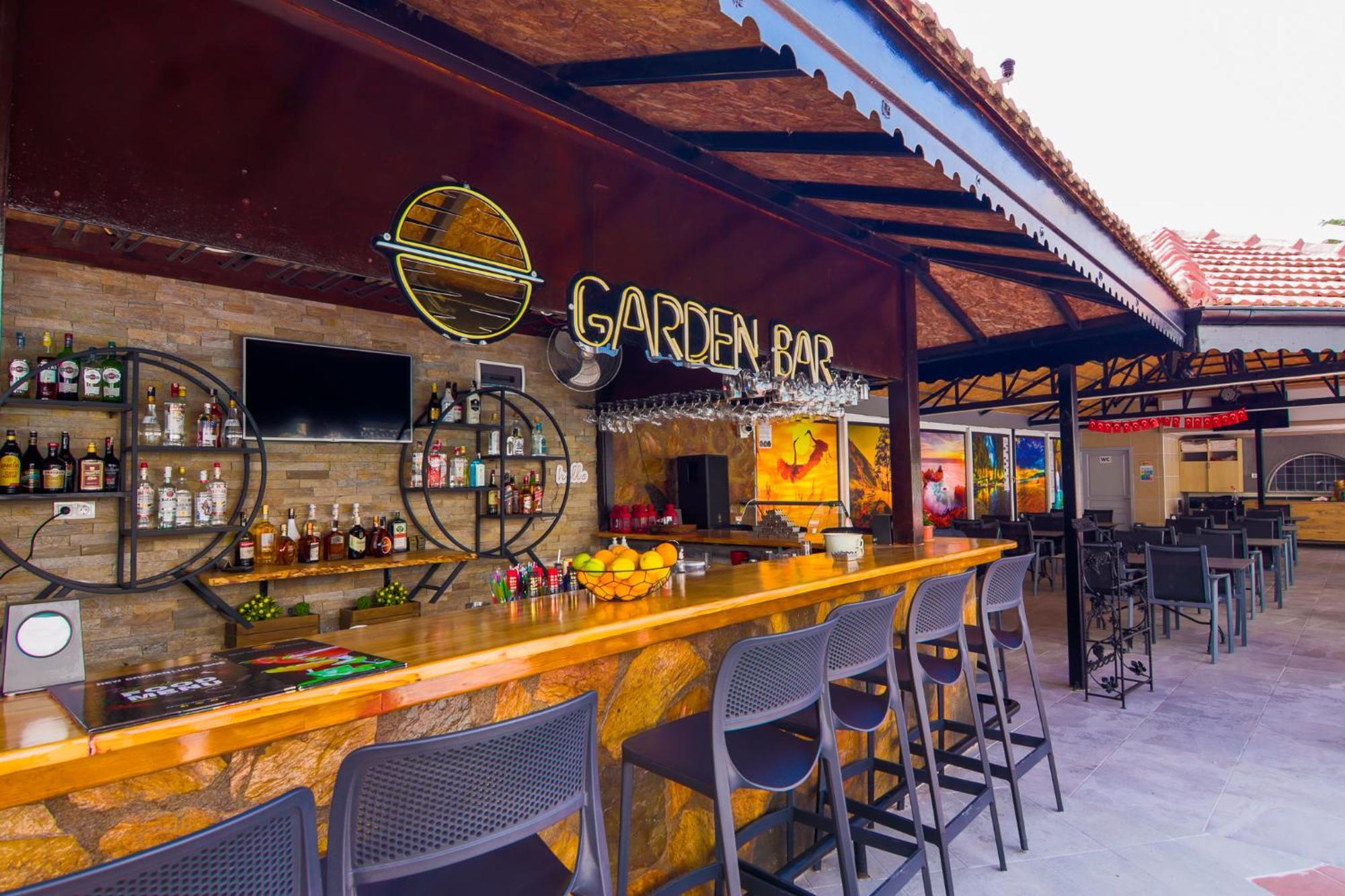 New Garden Hotel Side Exterior foto