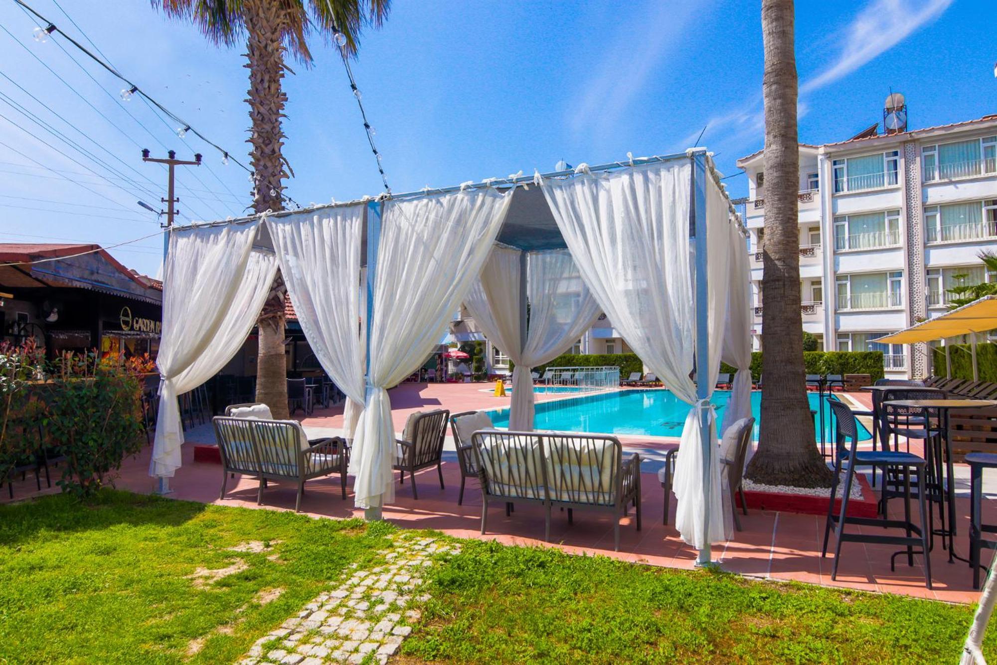 New Garden Hotel Side Exterior foto